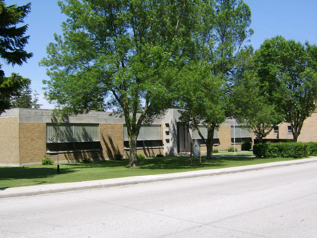Holy Cross School Mishicot, WI The Holy Cross School buil… Flickr