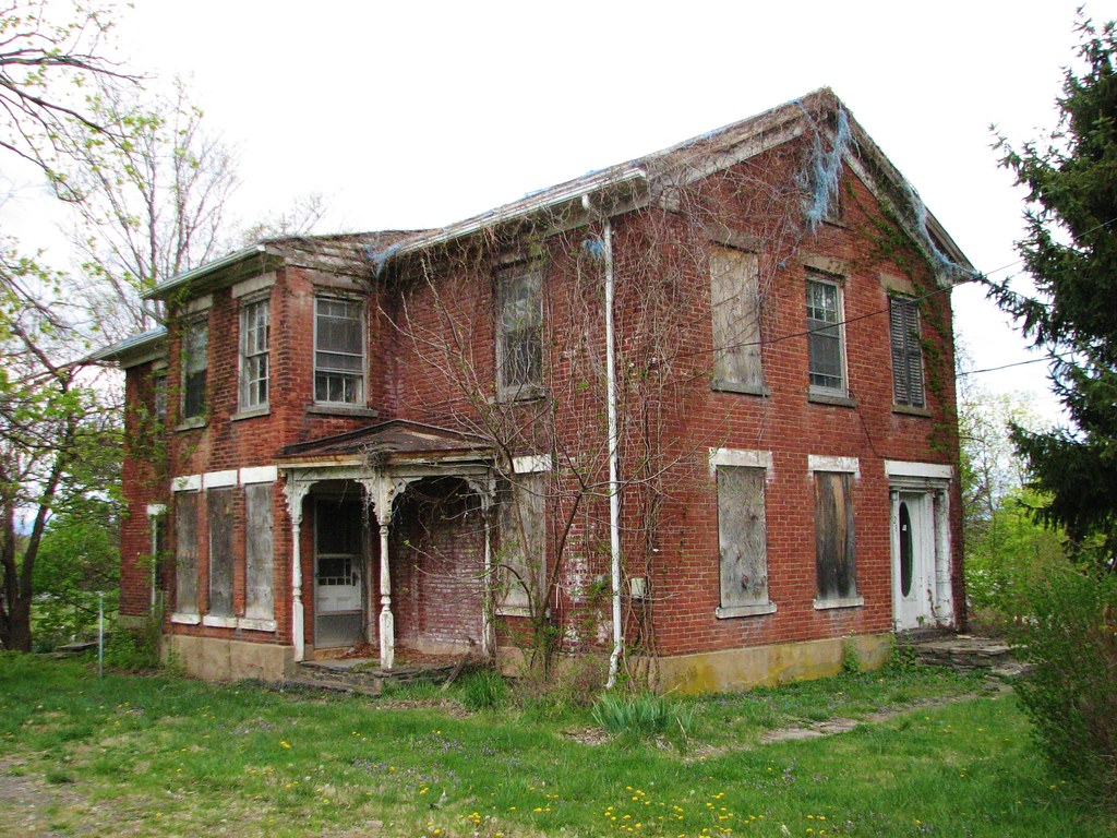 A VACANT HOUSE IN PORT EWEN NY APRIL 2016 with some work t… Flickr