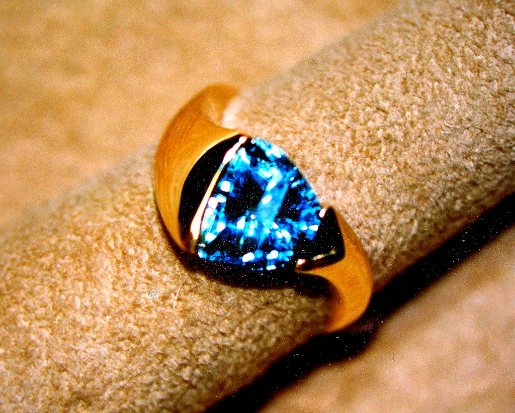 Blue topaz ring Precision faceted sky blue (treated) topaz… Flickr