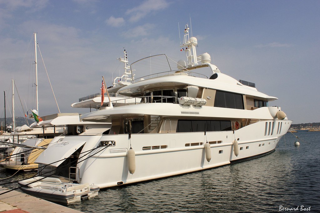 Le Yuko dans le Port de Bandol Le Yuko est un yacht à mote… Flickr