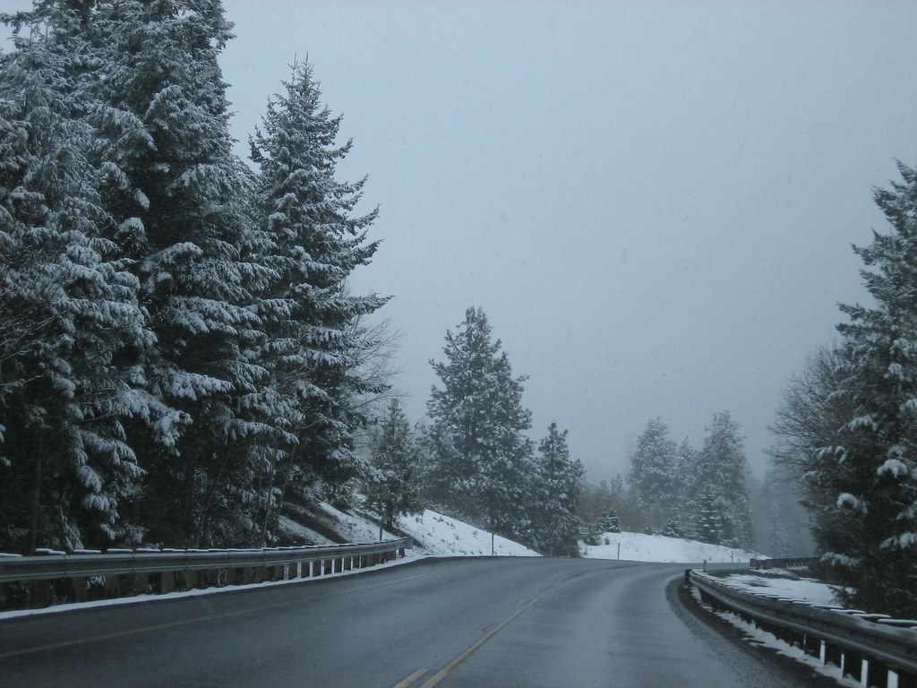Driving up Mt. Hood from Portland cia b Flickr