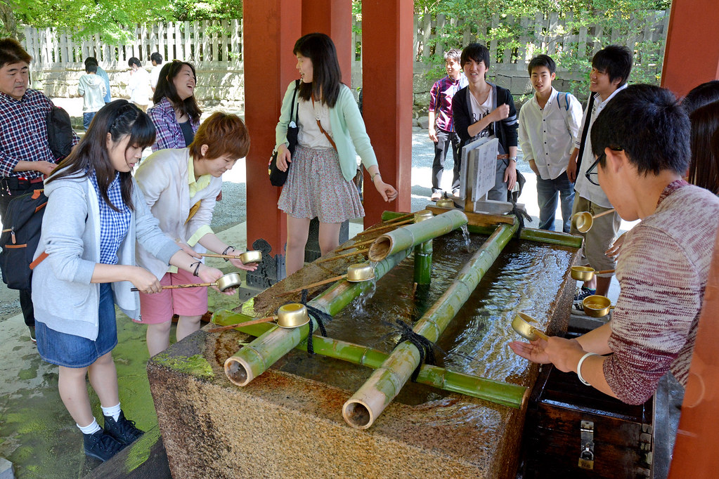 Temizuya Purification Ritual At Shinto temples, the "temiz… Flickr