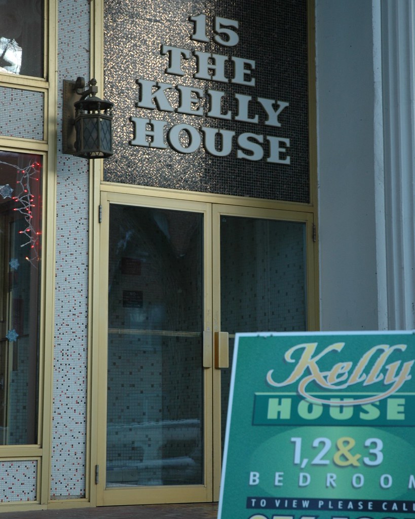 Kelly House Apts., 15 Carlton St., Winnipeg wintorbos Flickr