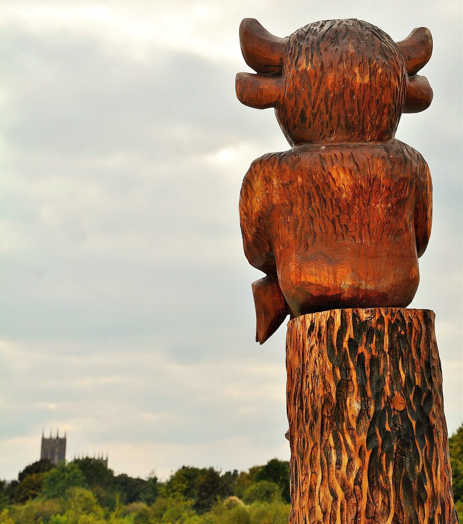 21427 A sculpture of the Lincoln Imp looking over towards … Flickr