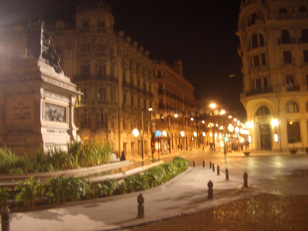 Gran Vía Gran Vía de Granada con la fuente de los Reyes Ca… Flickr