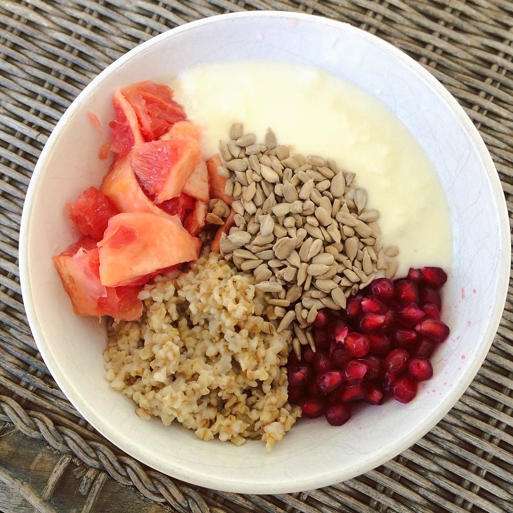 Yummy breakfast, 410 calories, 85 grams pomegranate seeds … Flickr