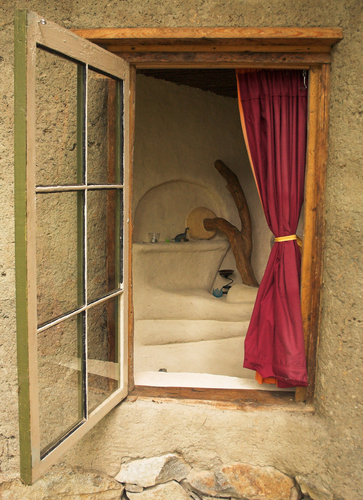 Cobhousewindow Through the window of a cob house on Salsbu… Flickr