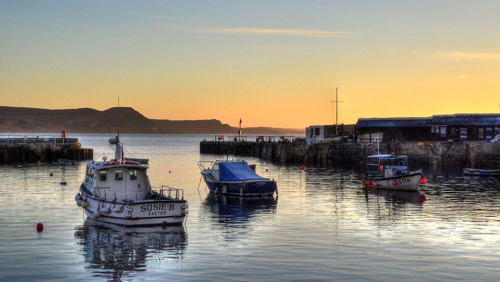 High tide at Lyme Regis, Dorset As dawn breaks at Lyme Reg… Flickr