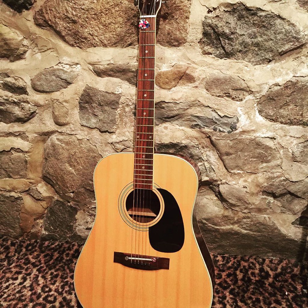 Acoustic Tuesday! Though I own way more expensive guitars … Flickr