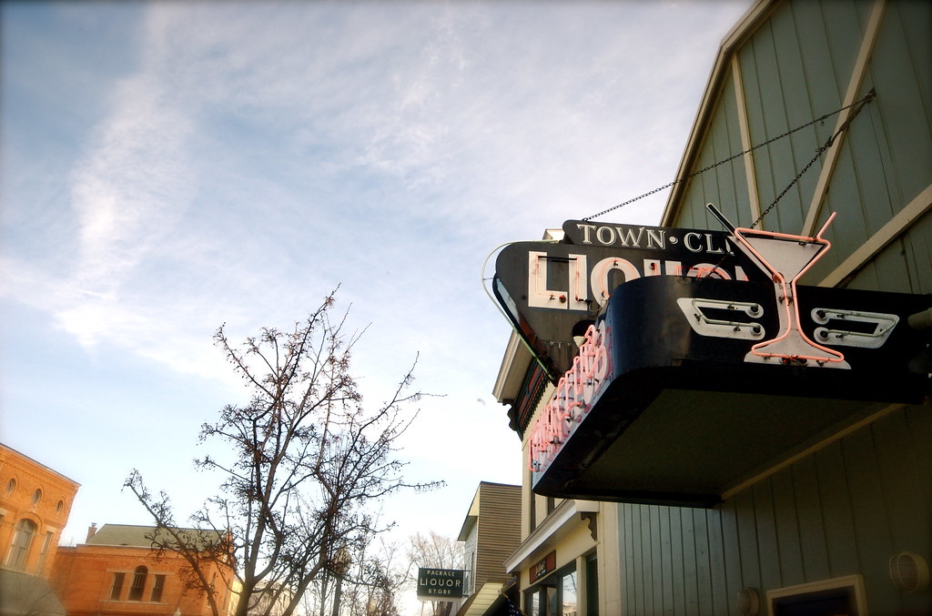 Ye Olde Towne Club Liquor No 'ye olde' really, but it's be… Flickr