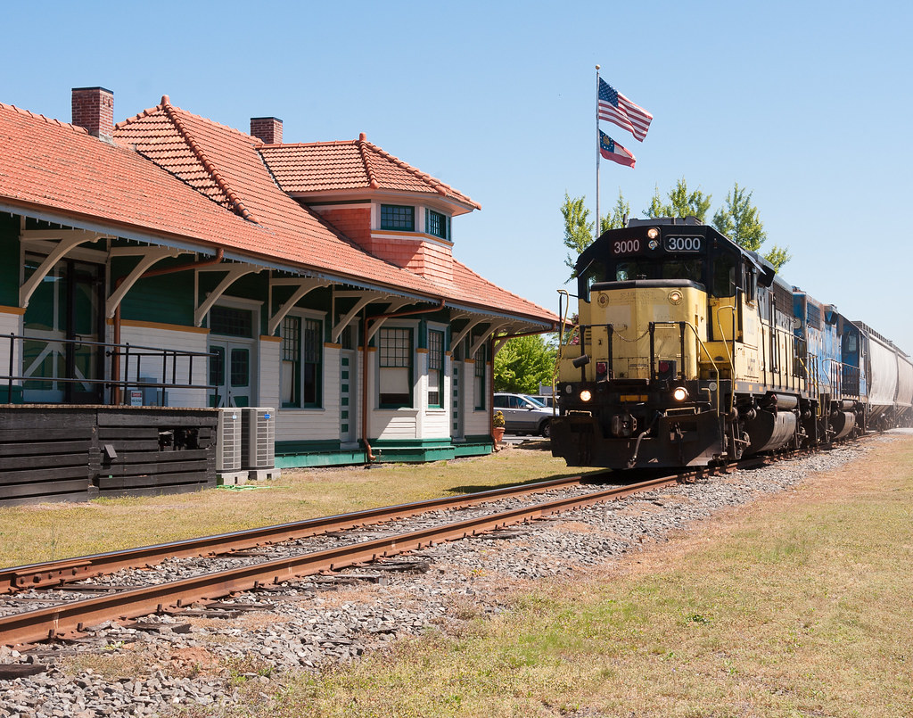 Lavonia, GA HRT 3000 leads the local past the Lavonia trai… Flickr