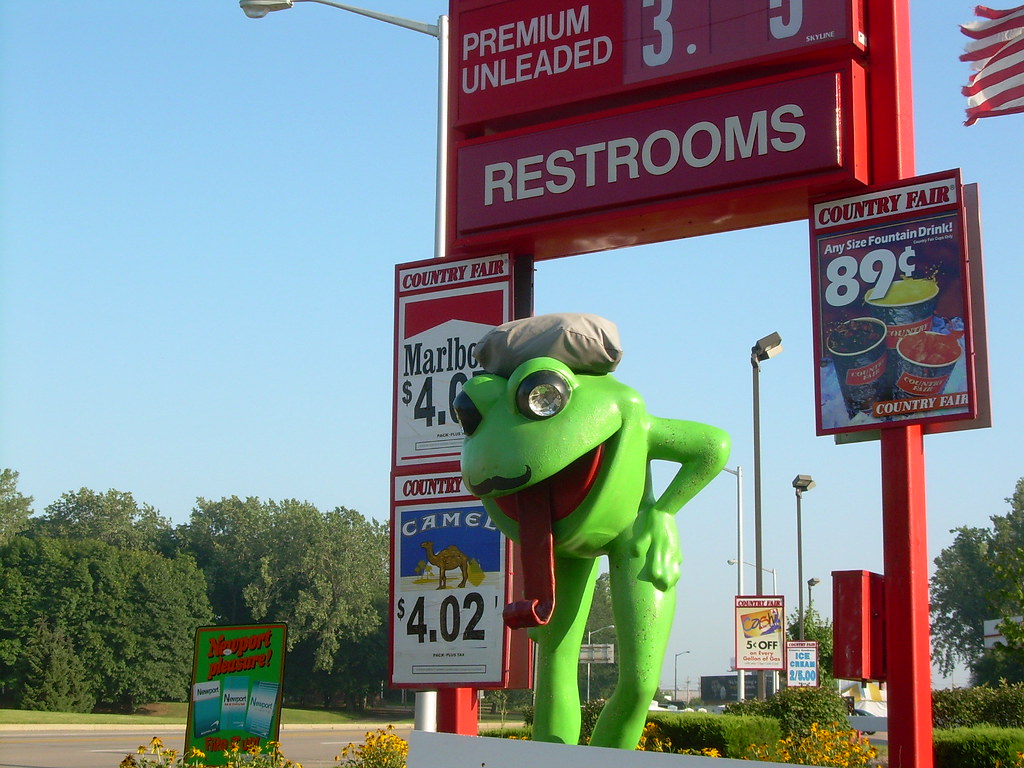 Le Gas Station Frog look it....taken on way to Erie, PA