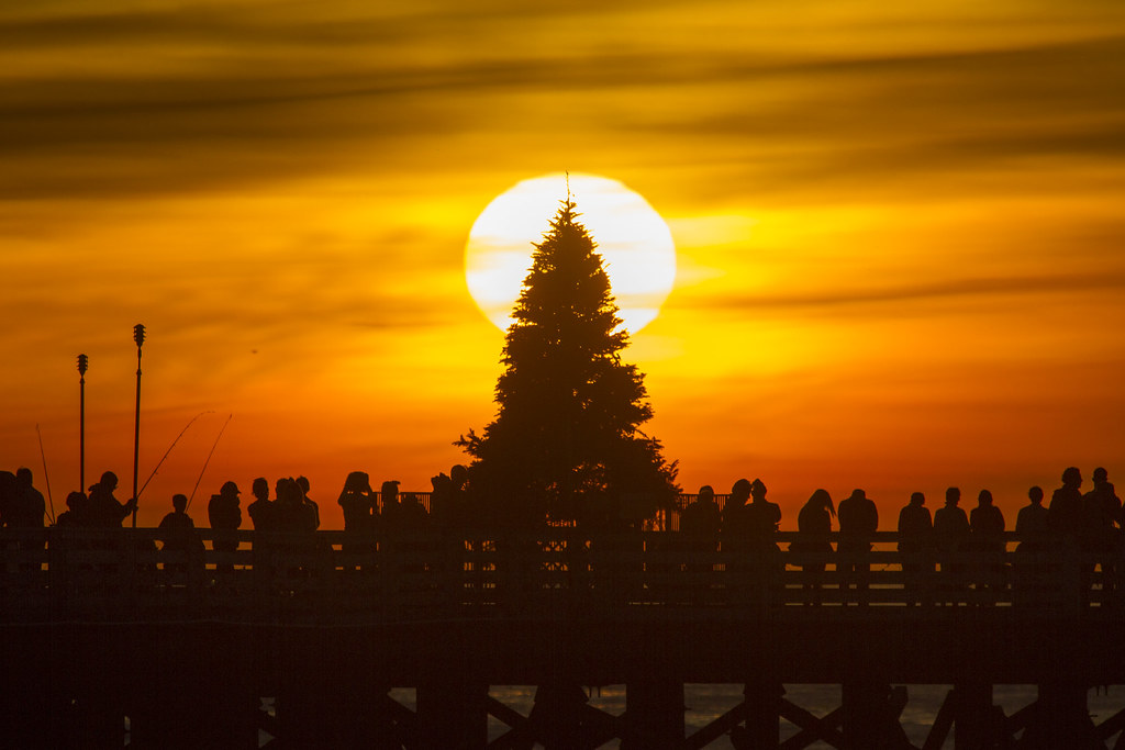Christmas Tree Crystal Pier Crowds gather to watch the sun… Flickr