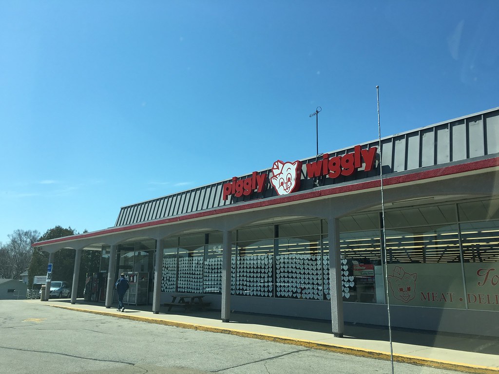 Piggly Wiggly Two Rivers, WI The exterior of the Piggly W… Flickr