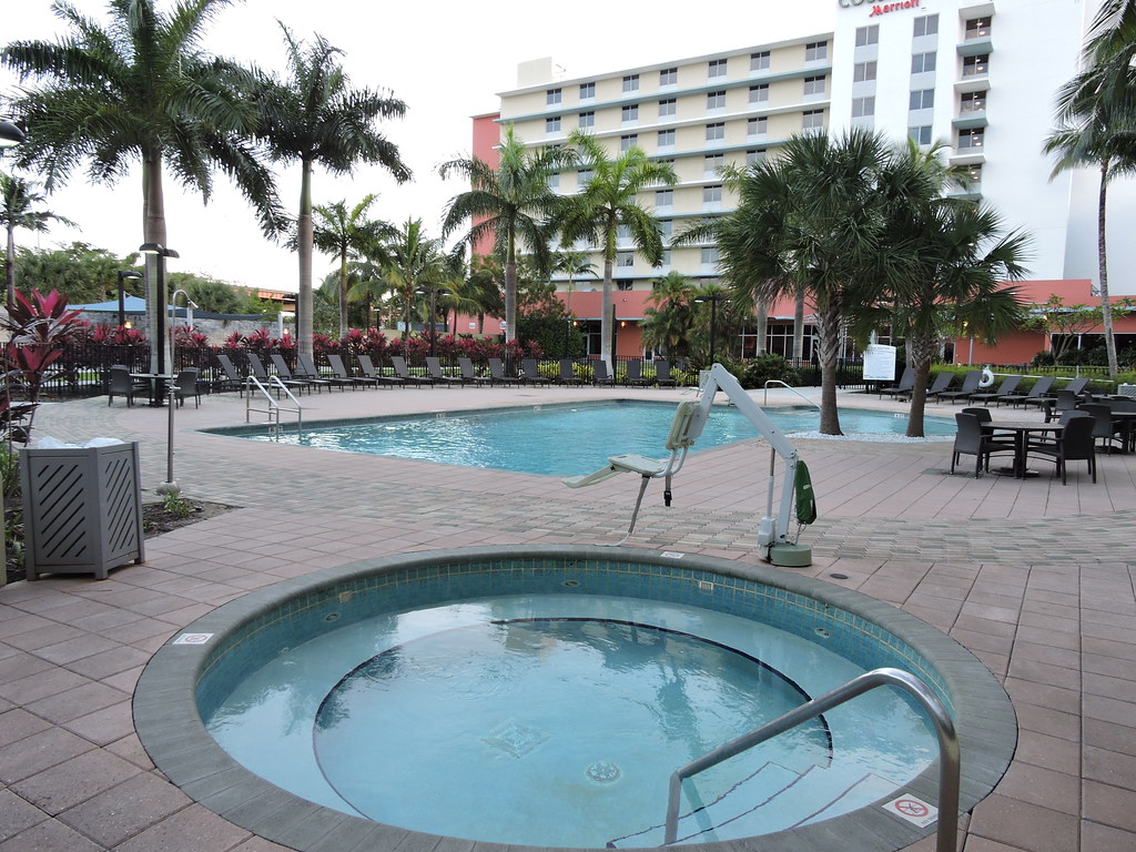 Outdoor pool at the Miami Airport Marriott / 1201 NW LeJeu… Flickr