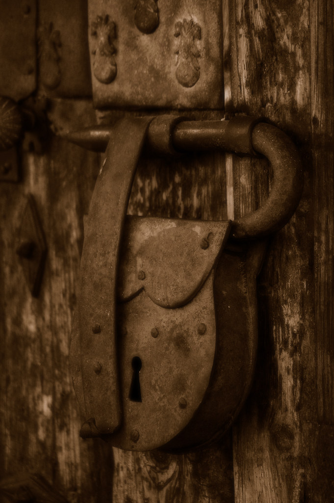 OPEN IT...!!!! Universidad Simón Bolívar Library's door lo
