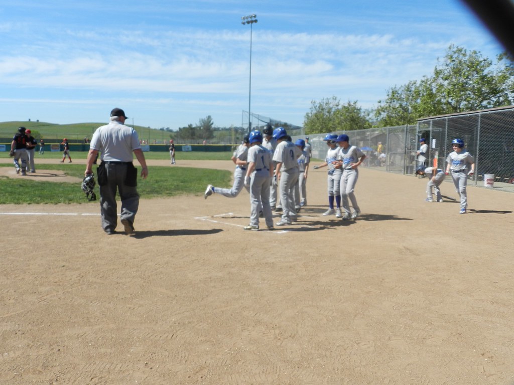 Dodgers vs Reds Apr 1, 2016 Tyler crossing the plate on hi… Flickr
