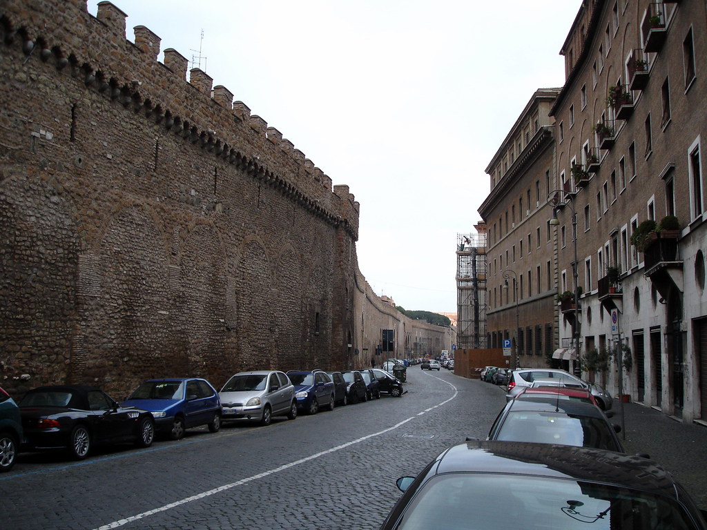 The Walls of Vatican City Its a pretty descent old fashion… Flickr