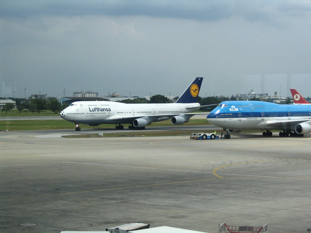 KLM and Lufthansa Boeing 747400's KLM (KLM/KL) and Luftha… Flickr