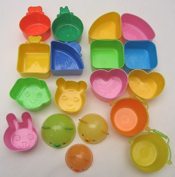 Reusable plastic food cups A variety of reusable food cups… Flickr