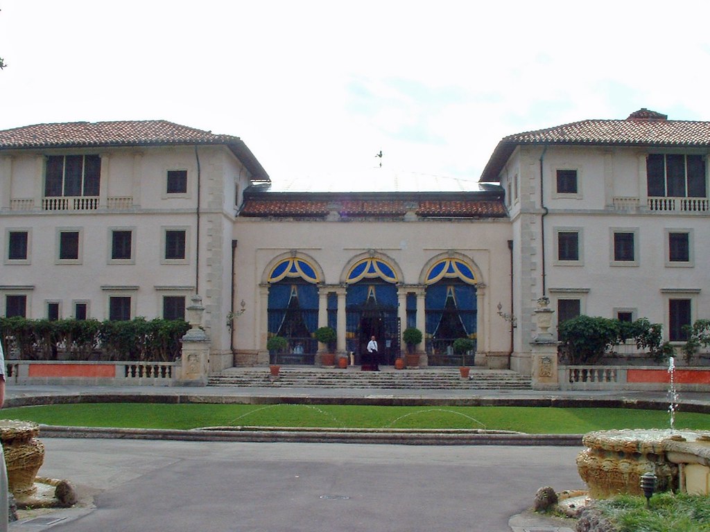 Vizcaya Front entrance Vizcaya is an Historical landmark i… Flickr