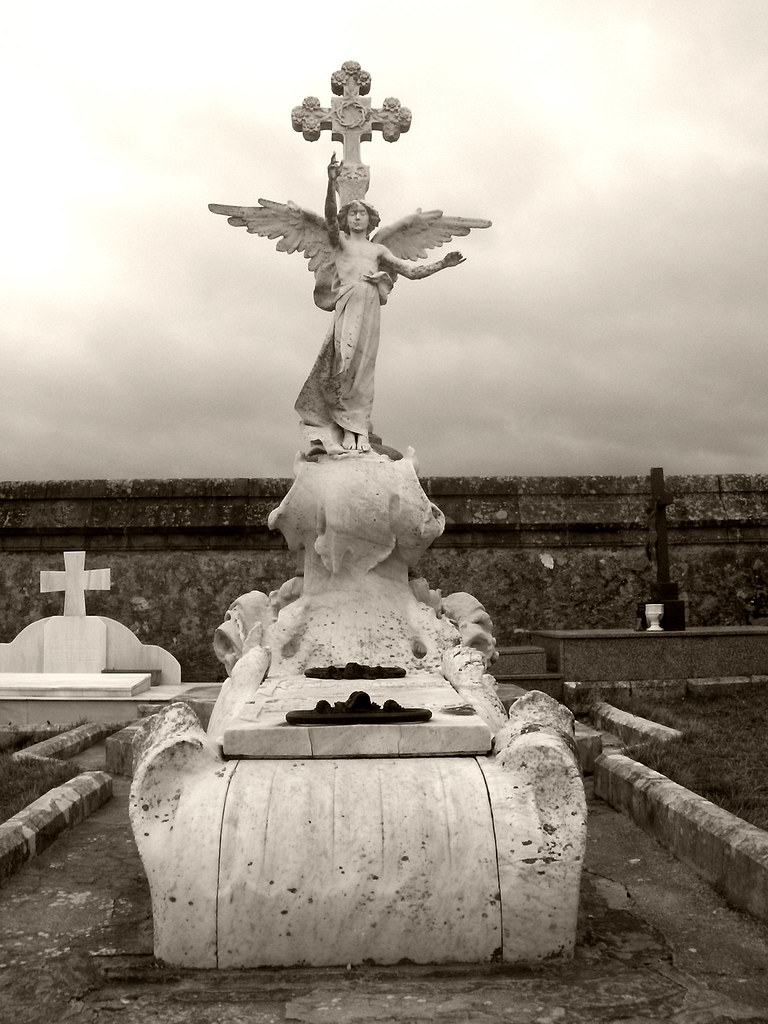 tumba gotica es en el cementerio gotico de comillas [ 2007… Flickr