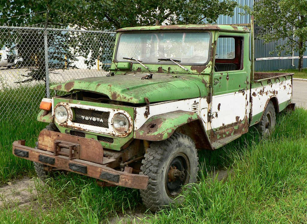 Toyota Land Cruiser A beat up old Toyota Land Cruiser pick… Flickr