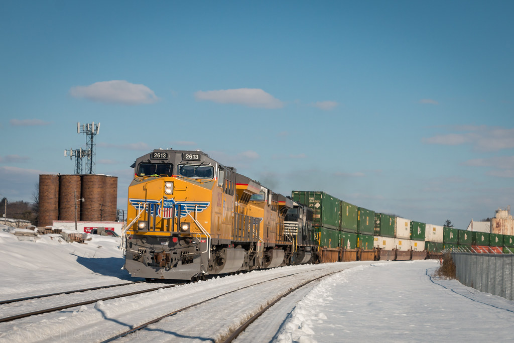 Shiny & New A fairly new Tier 4 GEVO, UP 2613, does the ho… Flickr