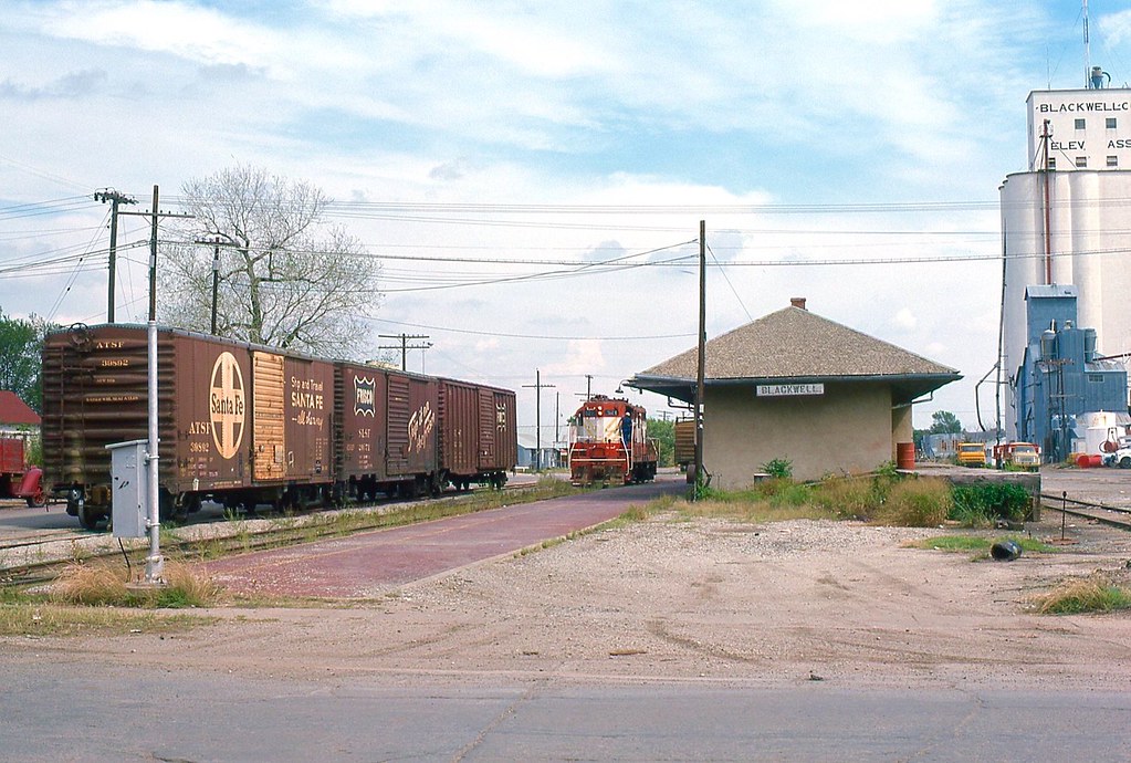 Blackwell, Oklahoma, 18 SEP'76 Frisco depot, GP7 switching… Flickr