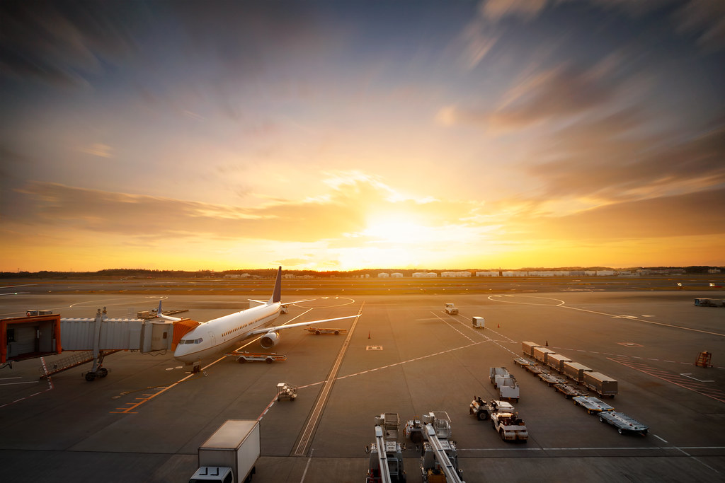 Narita International Airport Loading cargo on the plane in… Flickr