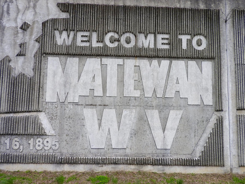Matewan Flood Wall The flood wall that protects Matewan fr… Flickr