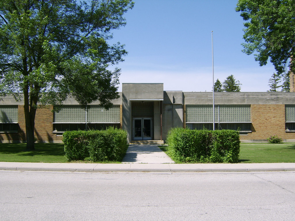 Holy Cross School Mishicot, WI The Holy Cross School buil… Flickr