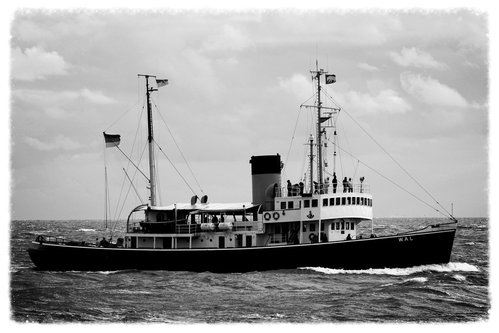 MuseumsDampfeisbrecher WAL vor Cuxhaven Please View