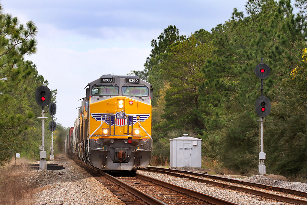 Mossy Head 31116 5577 A northbound (geographical west) m… Flickr