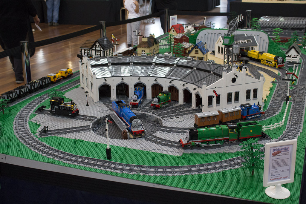 Thomas the Tank Engine Roundhouse | Bricktease | Flickr