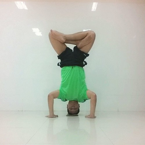 HeadStand with Lotus legs Day 5 of HeadstandMadness2016 … Flickr