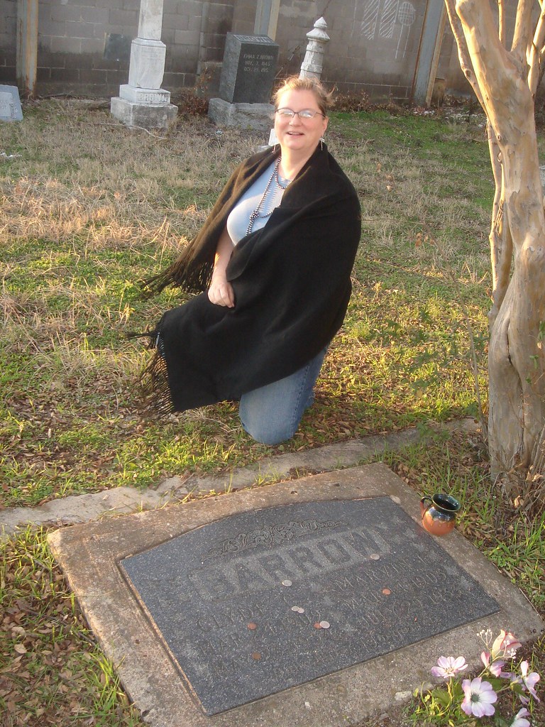 Me at Clyde Barrow's Grave I'm not sure where Bonnie is bu… Flickr