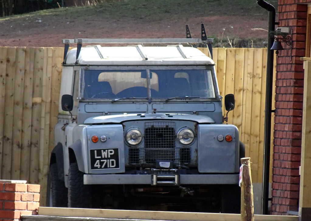 Land Rover, A4042, Llanellen, Abergavenny 16 March 2016 Flickr