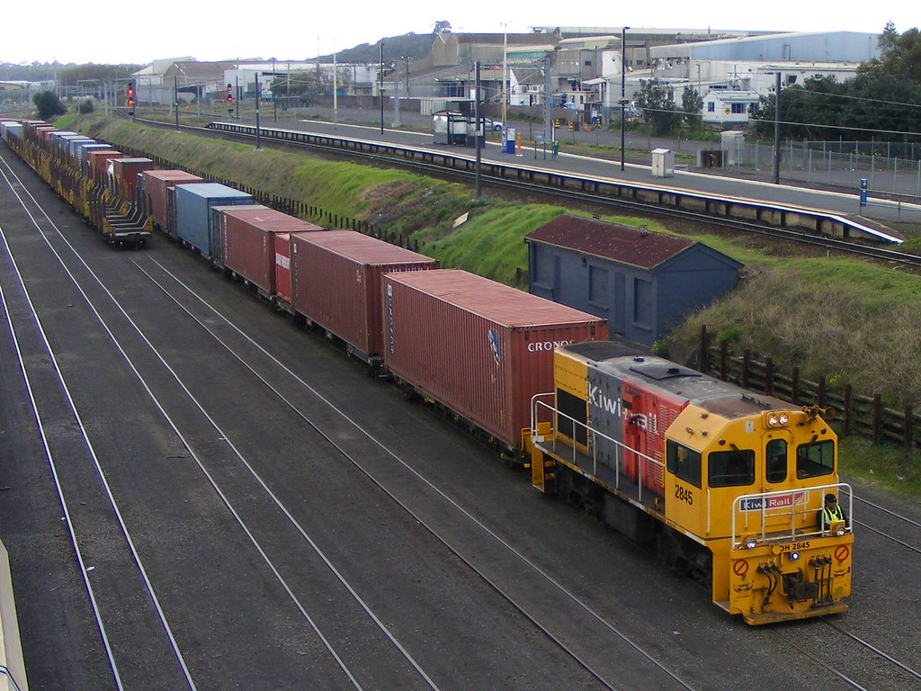 DH 2845 shunting at Westfield DH 2845 in Kiwirail colours … Flickr