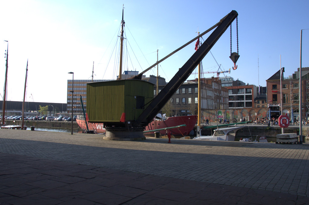 Grue à main Ancienne grue manuelle du vieux port d