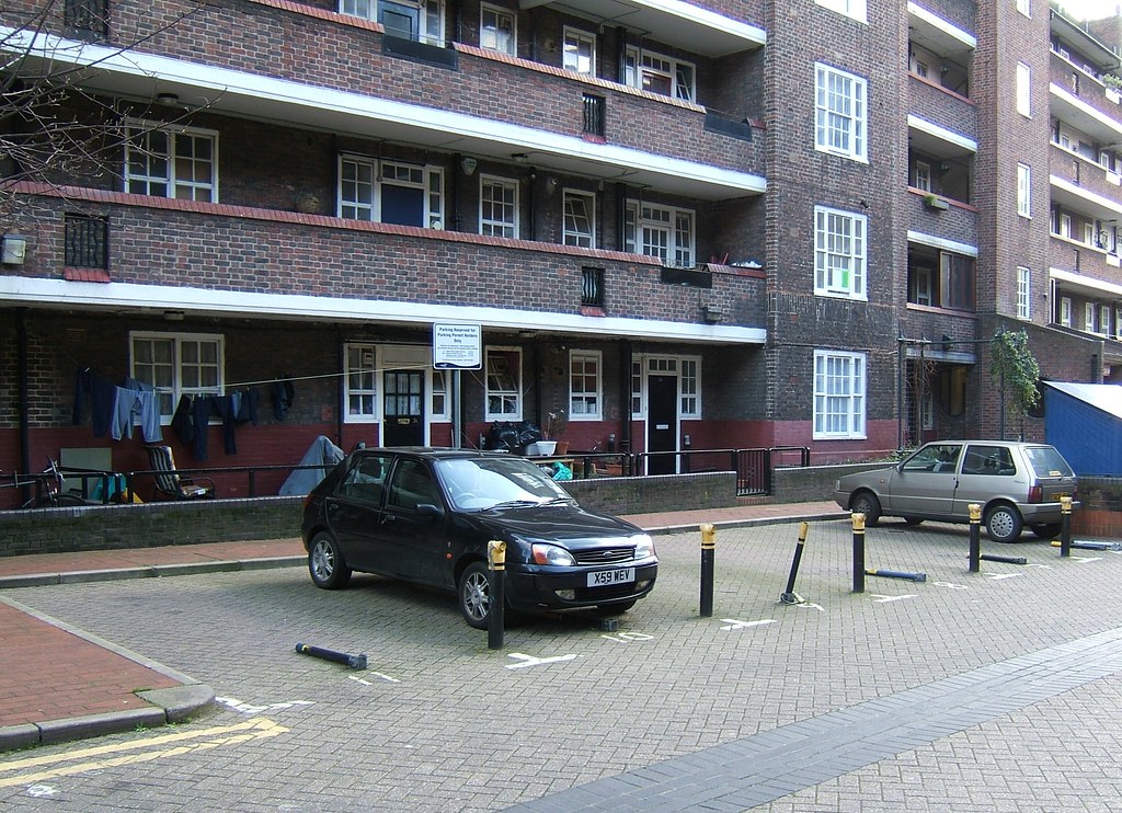 Parking Parking arrangements at a council estate in Lambet… Flickr