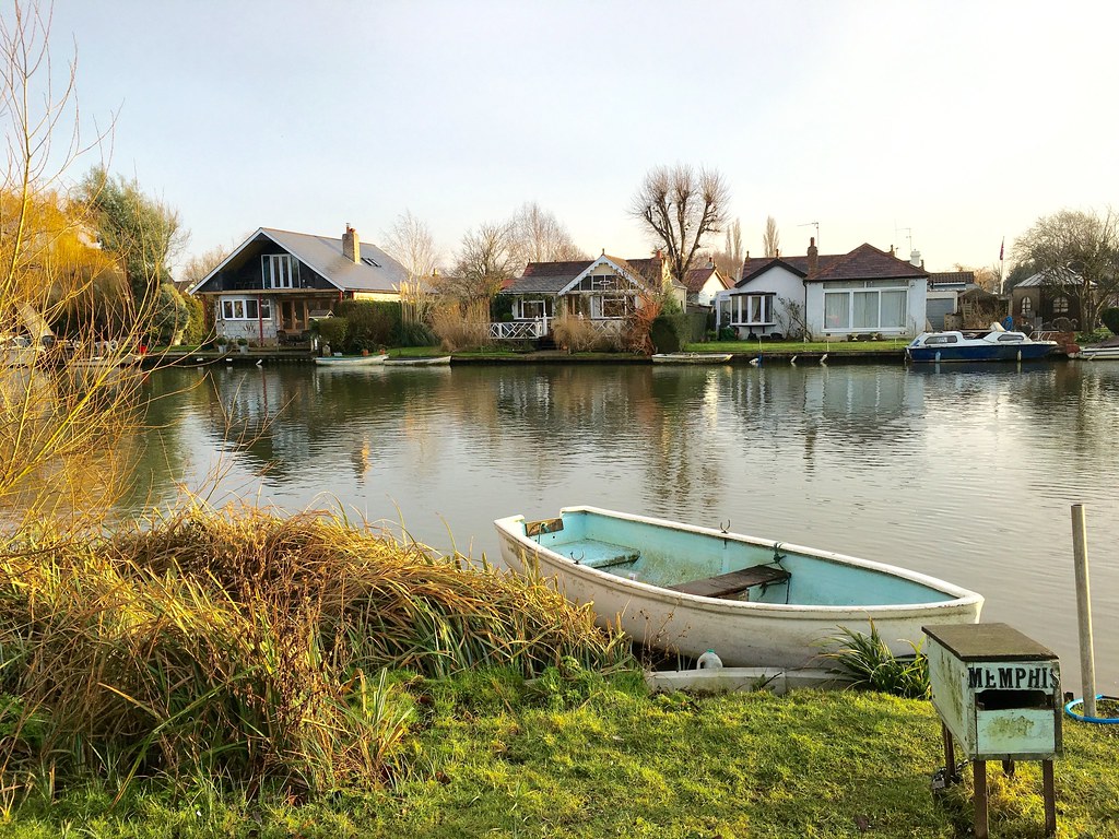 Shepperton Lock chalet IMG_3363 MEMPHIS. Pharaoh's Island … Flickr