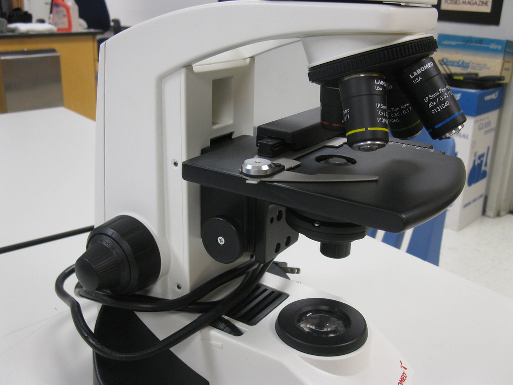 Point to the coarse focus knob. Point to the fine focus kn… Flickr