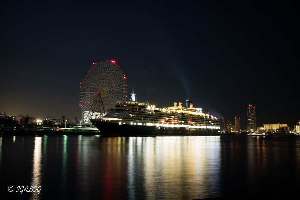 Queen Elizabeth Cruise Ship Osaka port クイーンエリザベス号が大阪湾に