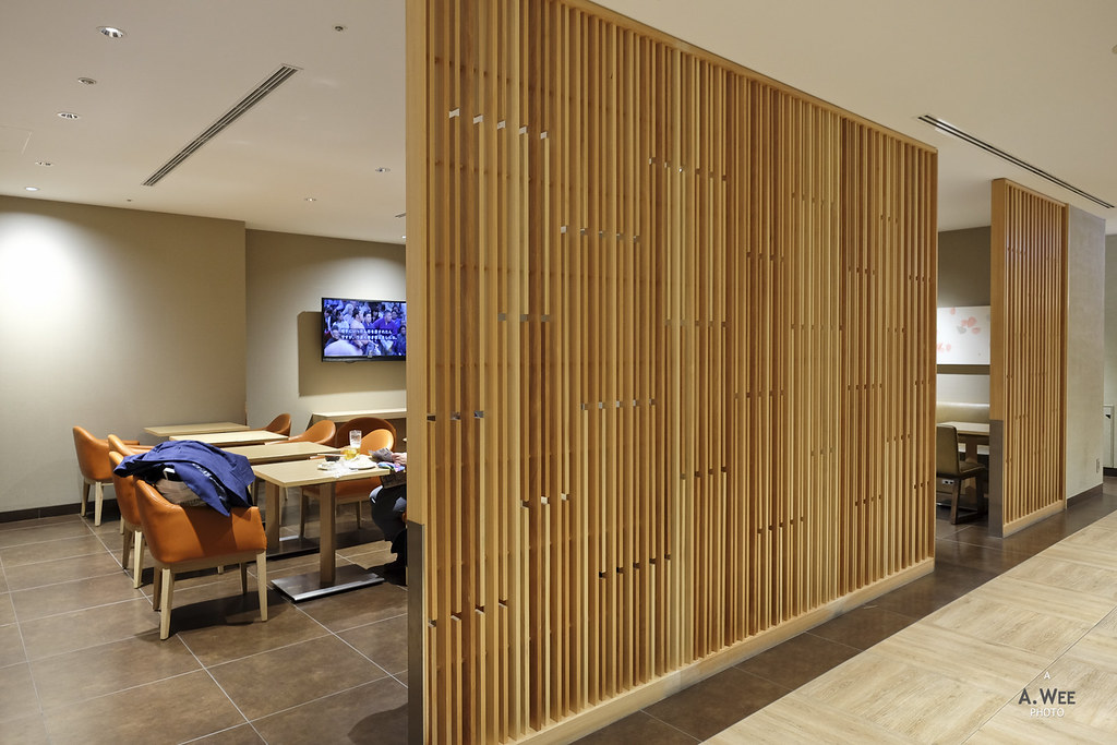 Wooden partition Japan Airlines Sakura Lounge at Tokyo Han… Flickr
