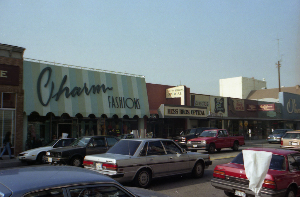 Charm Movie dressing of downtown Orange, CA. Meta_Luna Flickr