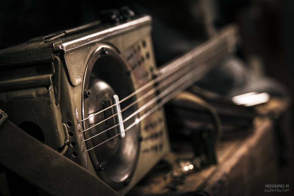 ABG5294 Self made Ammo box guitar. Box of 7.62 ammos, cat… Flickr