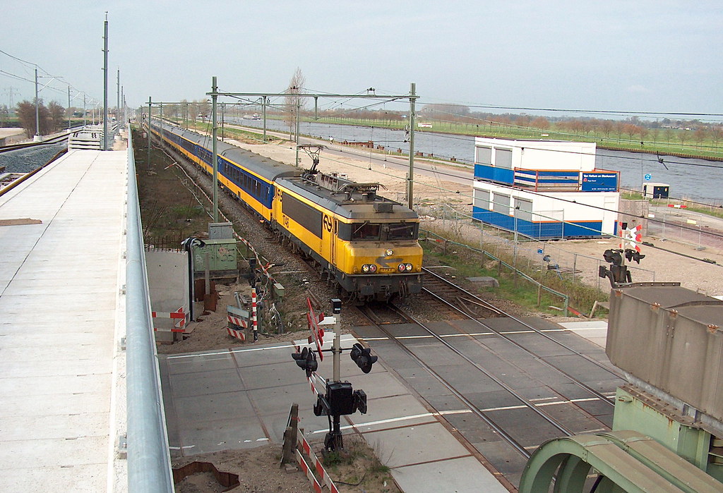 NS 1746 met InterCity Maastricht passeert (oud & nieuw) Ni… Flickr