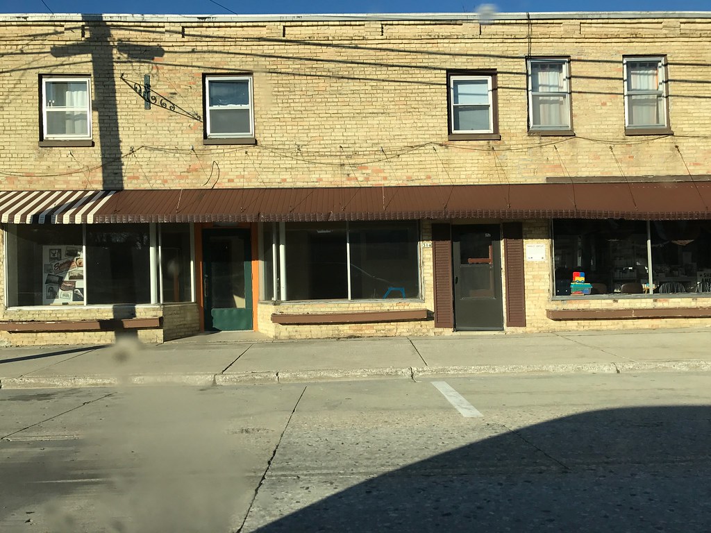 Empty Storefronts Mishicot, WI Storefront windows on Main… Flickr
