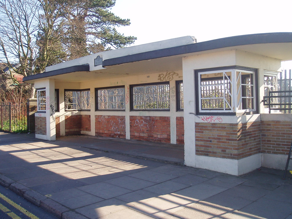 Bus and tram shelter, Narborough Road, Leicester Just befo… Flickr